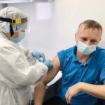 Тоболяков прививают от коронавируса на рабочих местах