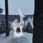 Гостей поселка Прииртышский встречает новогодний олень 
