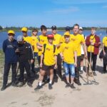 Подростки из «Отрядов мэра» очистили от мусора берег Иртыша
