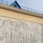 Барельеф со стены магазина Марейна перенесли на ДК "Речник" 