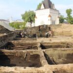 Археологи нашли на территории Александровского сада остатки изб и мостовых 18 века